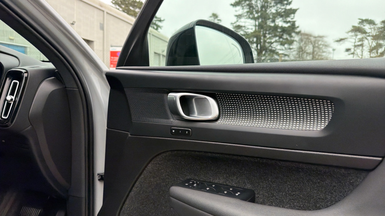 Volvo XC40 2.0 B4P Plus Dark 5dr Auto Petrol Estate